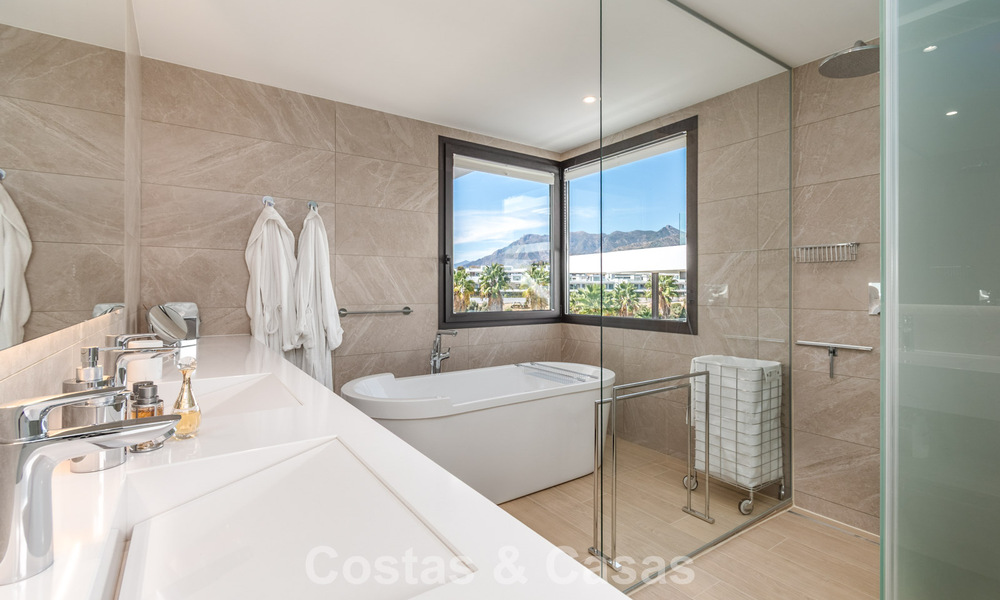 Moderne, halfvrijstaande woning te koop met een eigen zwembad, in een golfcomplex ten oosten van Marbella Centrum 787952