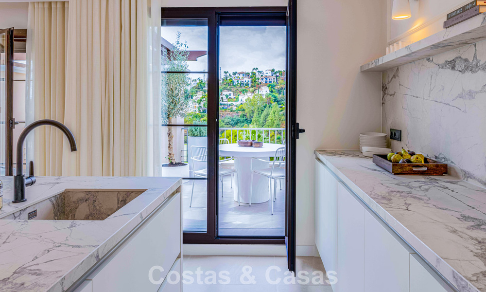 Instapklaar, eigentijds gerenoveerd hoekpenthouse te koop in Marbella - Benahavis 787898