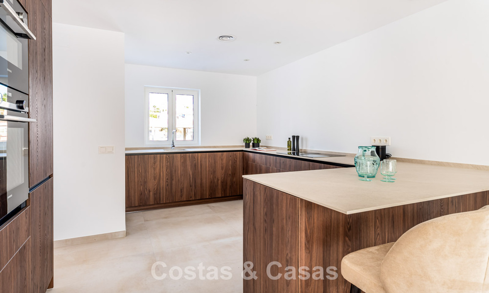 2 eigentijds luxevilla’s te koop, naast elkaar gelegen op slechts 400m van het strand in Casares, Costa del Sol 788031