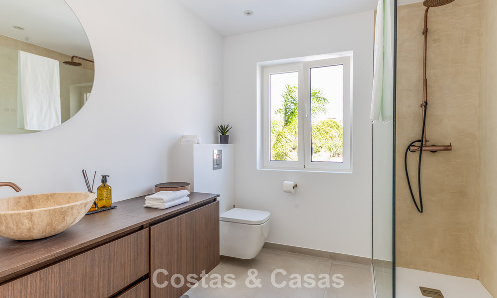 2 eigentijds luxevilla’s te koop, naast elkaar gelegen op slechts 400m van het strand in Casares, Costa del Sol 788036