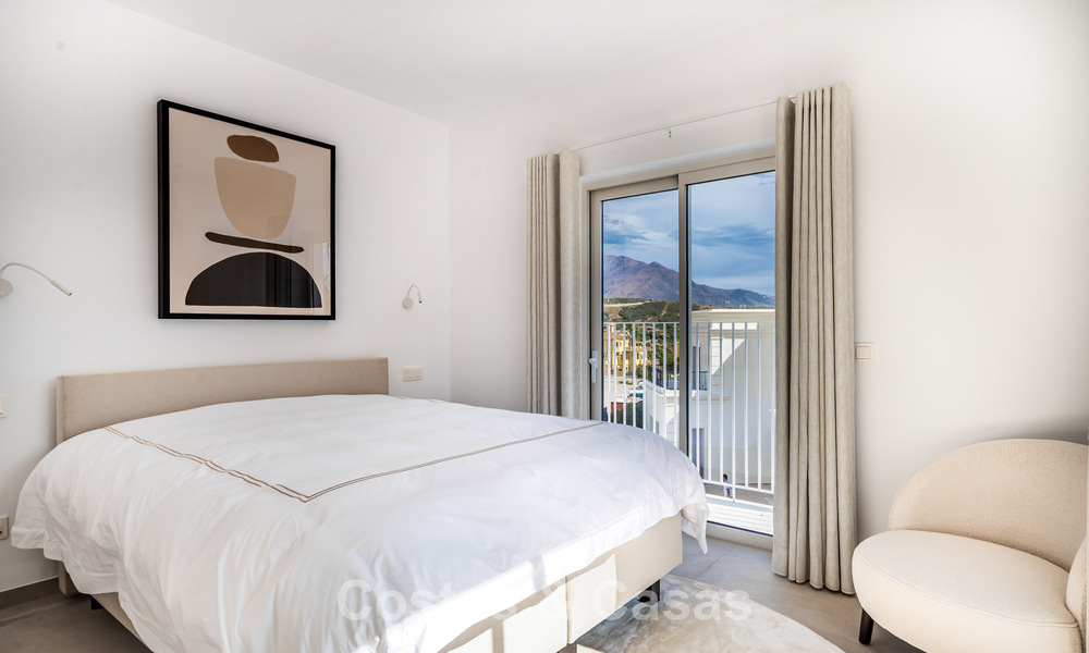 2 eigentijds luxevilla’s te koop, naast elkaar gelegen op slechts 400m van het strand in Casares, Costa del Sol 788037