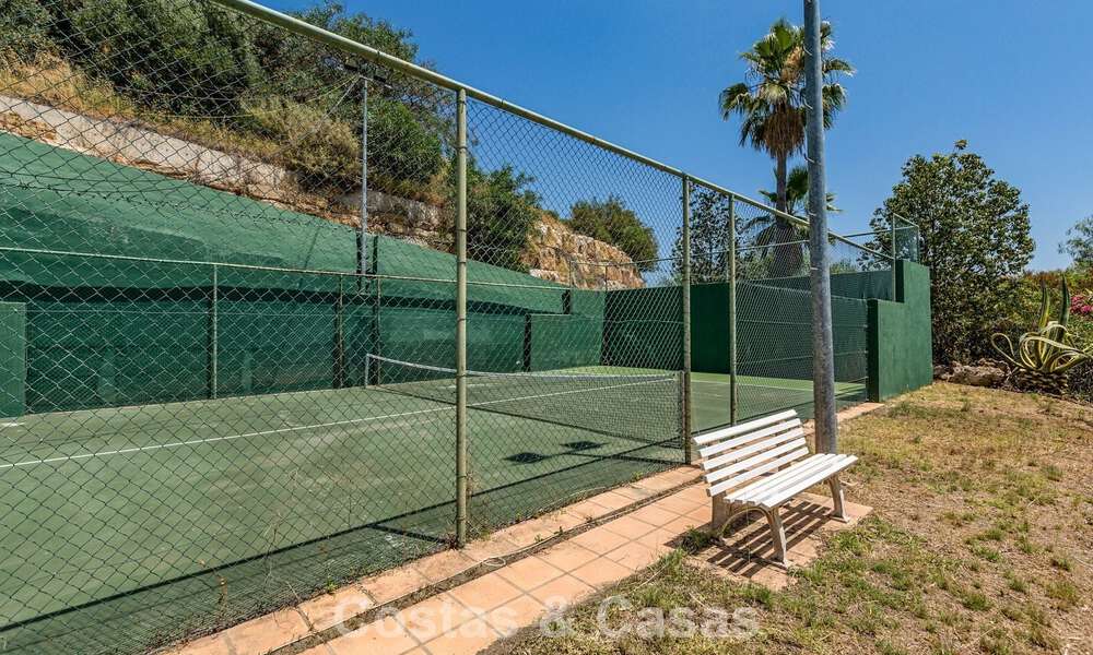 Statige luxevilla te koop in een klassieke Andalusische stijl in een afgesloten prestigieuze urbanisatie van Benahavis - Marbella 787980