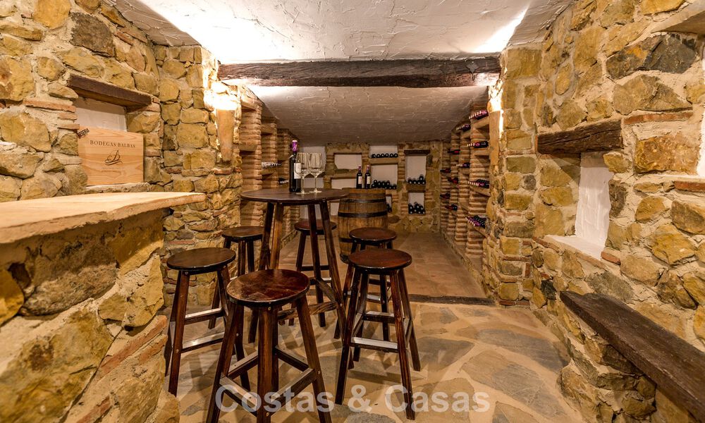 Statige luxevilla te koop in een klassieke Andalusische stijl in een afgesloten prestigieuze urbanisatie van Benahavis - Marbella 787985