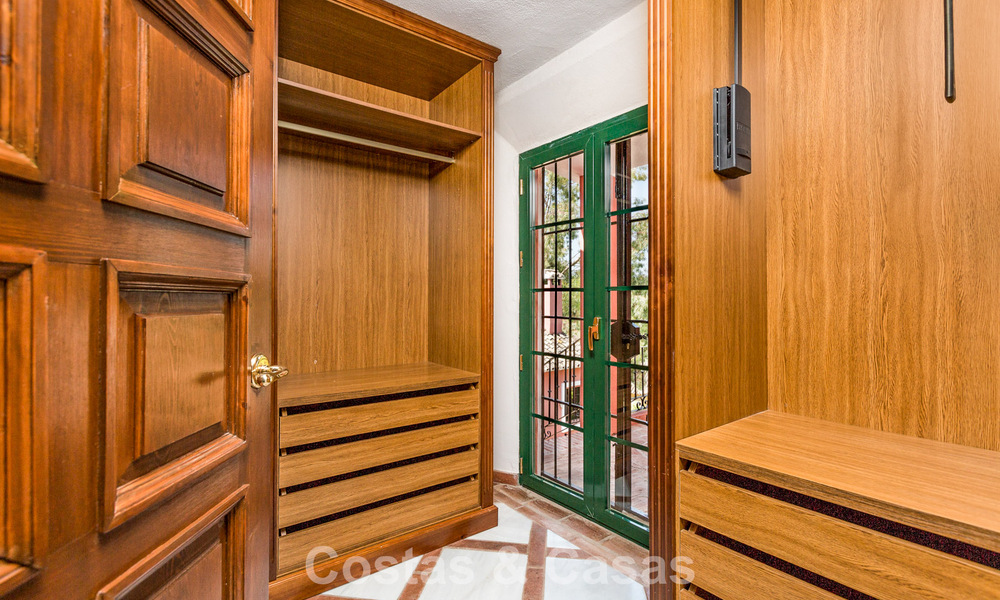 Statige luxevilla te koop in een klassieke Andalusische stijl in een afgesloten prestigieuze urbanisatie van Benahavis - Marbella 787989