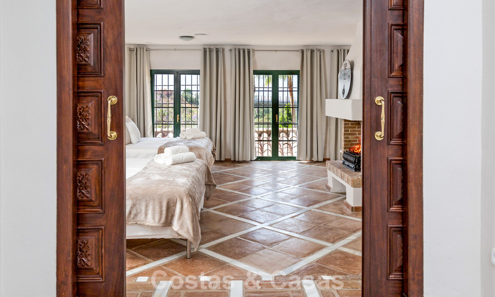 Statige luxevilla te koop in een klassieke Andalusische stijl in een afgesloten prestigieuze urbanisatie van Benahavis - Marbella 787990