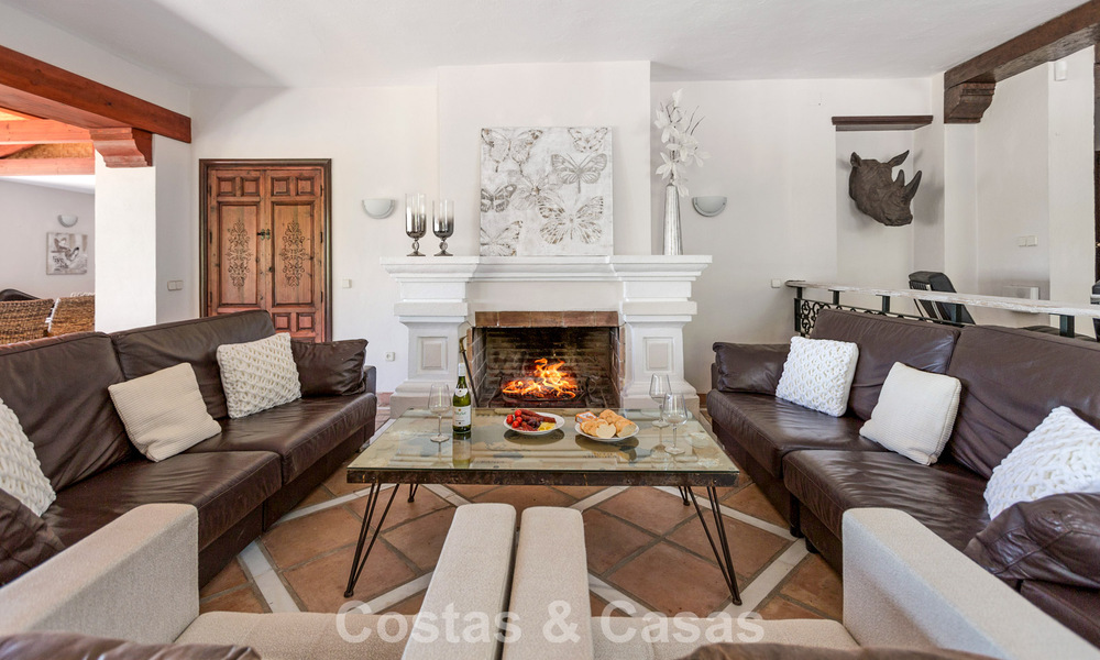 Statige luxevilla te koop in een klassieke Andalusische stijl in een afgesloten prestigieuze urbanisatie van Benahavis - Marbella 787995