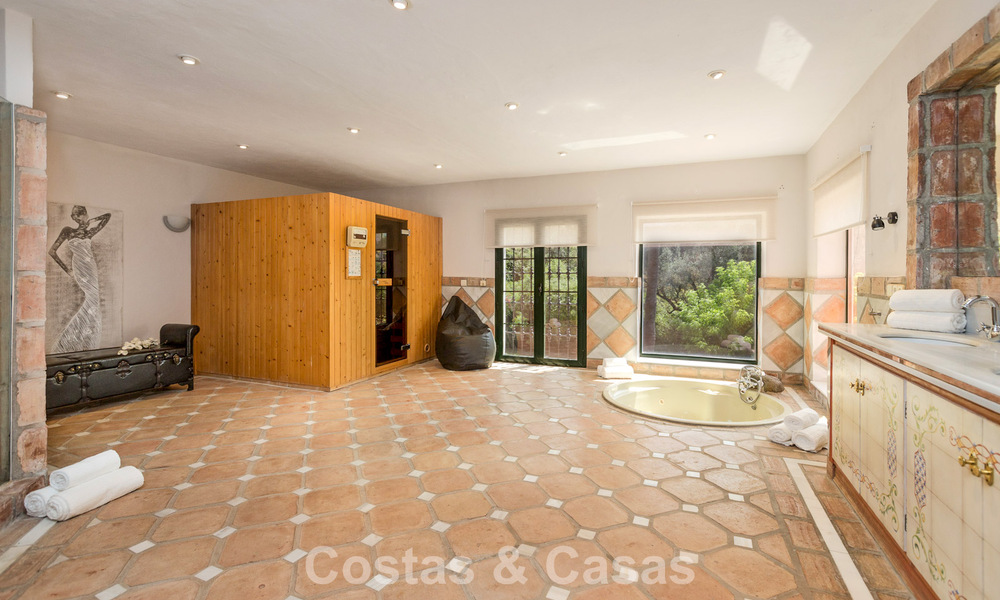 Statige luxevilla te koop in een klassieke Andalusische stijl in een afgesloten prestigieuze urbanisatie van Benahavis - Marbella 787996