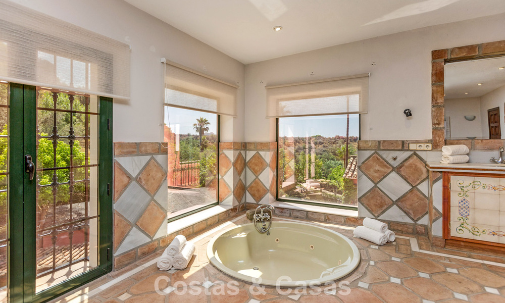 Statige luxevilla te koop in een klassieke Andalusische stijl in een afgesloten prestigieuze urbanisatie van Benahavis - Marbella 787997