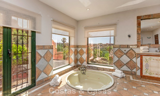 Statige luxevilla te koop in een klassieke Andalusische stijl in een afgesloten prestigieuze urbanisatie van Benahavis - Marbella 787997 