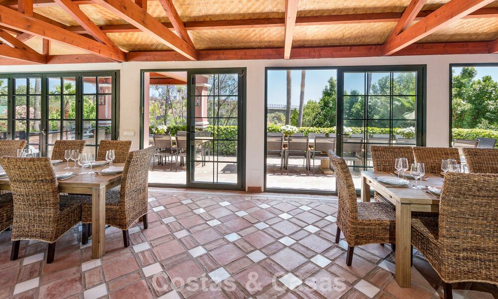 Statige luxevilla te koop in een klassieke Andalusische stijl in een afgesloten prestigieuze urbanisatie van Benahavis - Marbella 787998