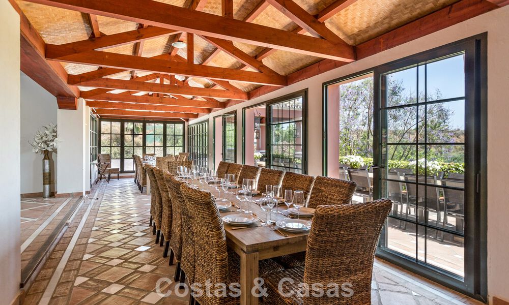 Statige luxevilla te koop in een klassieke Andalusische stijl in een afgesloten prestigieuze urbanisatie van Benahavis - Marbella 787999