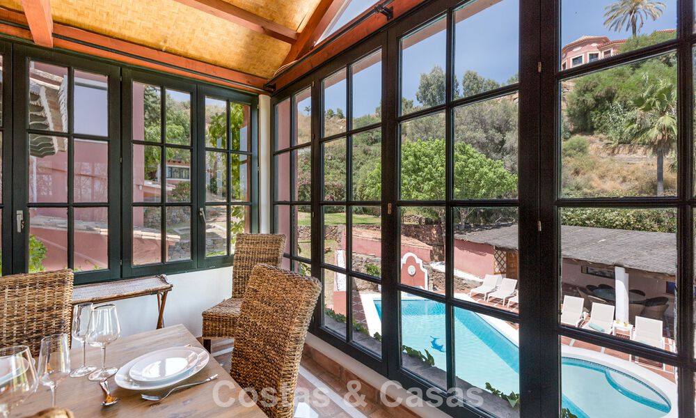 Statige luxevilla te koop in een klassieke Andalusische stijl in een afgesloten prestigieuze urbanisatie van Benahavis - Marbella 788001