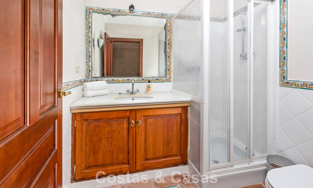 Statige luxevilla te koop in een klassieke Andalusische stijl in een afgesloten prestigieuze urbanisatie van Benahavis - Marbella 788008