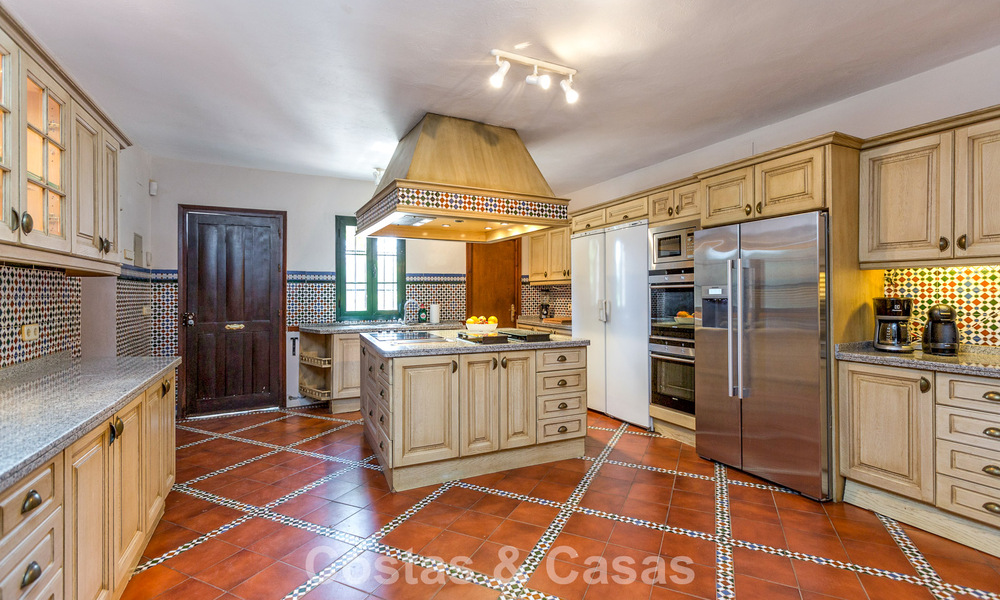 Statige luxevilla te koop in een klassieke Andalusische stijl in een afgesloten prestigieuze urbanisatie van Benahavis - Marbella 788013