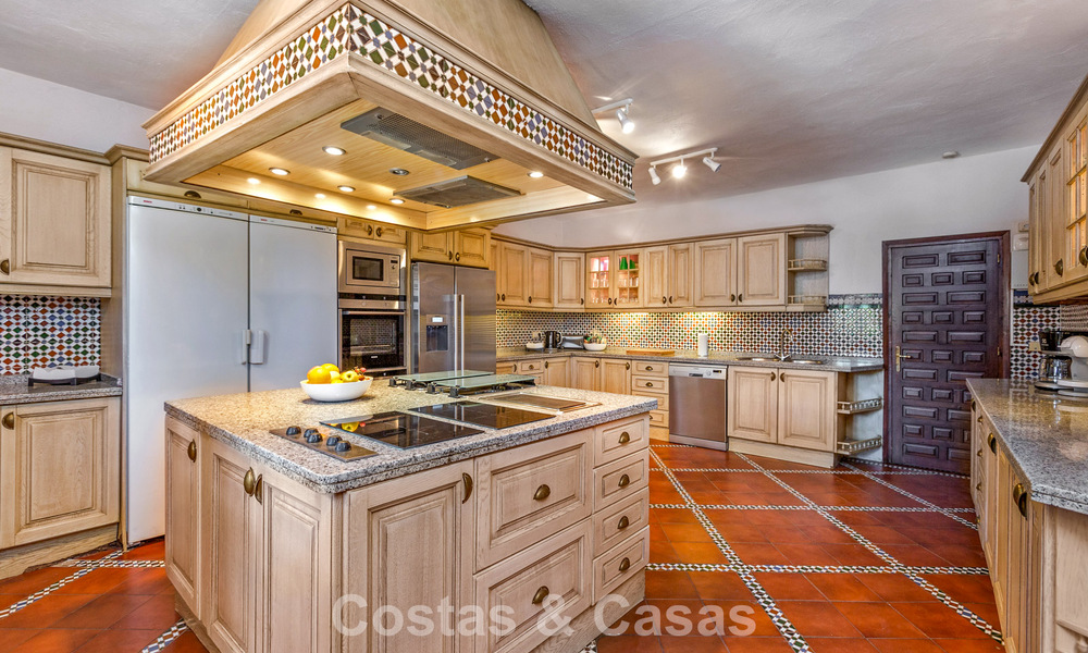 Statige luxevilla te koop in een klassieke Andalusische stijl in een afgesloten prestigieuze urbanisatie van Benahavis - Marbella 788015