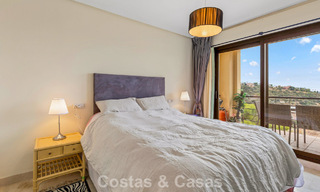 Instapklaar hoekappartement te koop in een golfresort met golf- en zeezicht in de heuvels van Marbella - Benahavis 788239 