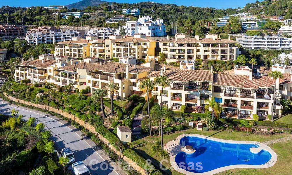 Instapklaar hoekappartement te koop in een golfresort met golf- en zeezicht in de heuvels van Marbella - Benahavis 788240