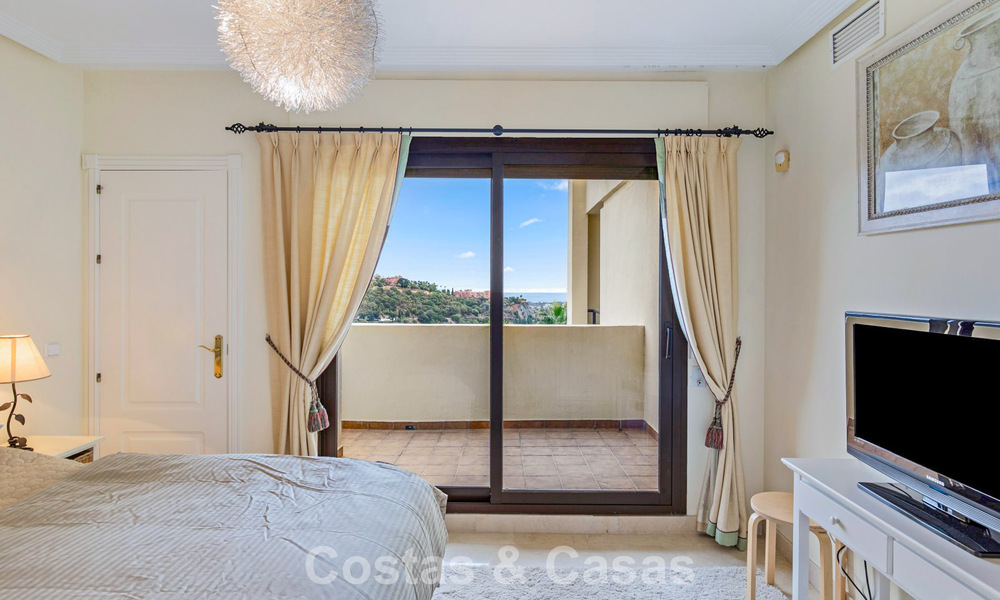 Instapklaar hoekappartement te koop in een golfresort met golf- en zeezicht in de heuvels van Marbella - Benahavis 788241