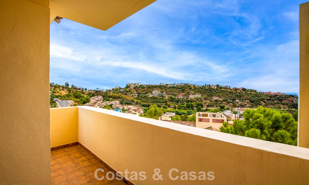 Instapklaar hoekappartement te koop in een golfresort met golf- en zeezicht in de heuvels van Marbella - Benahavis 788242