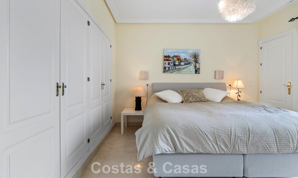 Instapklaar hoekappartement te koop in een golfresort met golf- en zeezicht in de heuvels van Marbella - Benahavis 788243