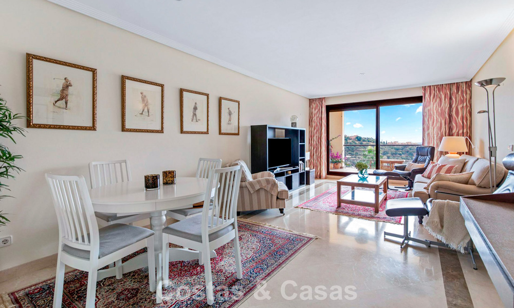 Instapklaar hoekappartement te koop in een golfresort met golf- en zeezicht in de heuvels van Marbella - Benahavis 788250