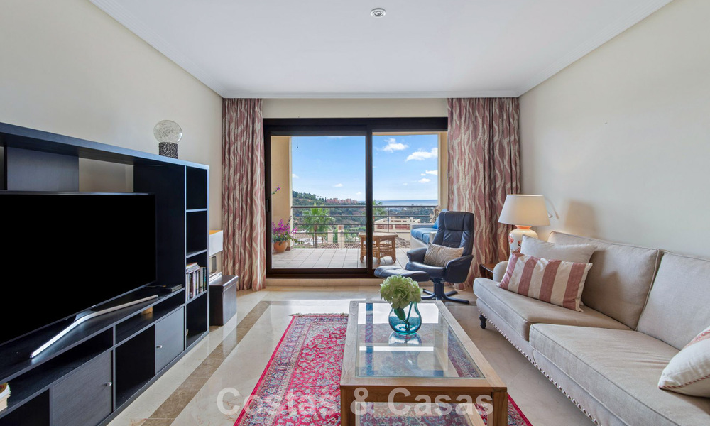 Instapklaar hoekappartement te koop in een golfresort met golf- en zeezicht in de heuvels van Marbella - Benahavis 788251