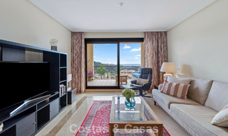 Instapklaar hoekappartement te koop in een golfresort met golf- en zeezicht in de heuvels van Marbella - Benahavis 788251 