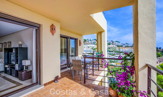 Instapklaar hoekappartement te koop in een golfresort met golf- en zeezicht in de heuvels van Marbella - Benahavis 788253 