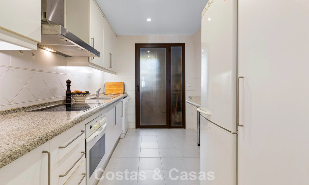 Instapklaar hoekappartement te koop in een golfresort met golf- en zeezicht in de heuvels van Marbella - Benahavis 788258