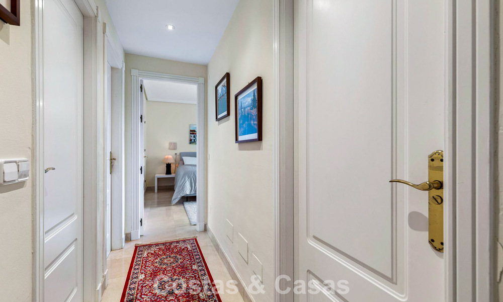 Instapklaar hoekappartement te koop in een golfresort met golf- en zeezicht in de heuvels van Marbella - Benahavis 788260