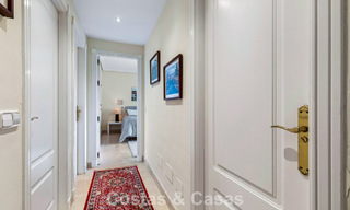 Instapklaar hoekappartement te koop in een golfresort met golf- en zeezicht in de heuvels van Marbella - Benahavis 788260 