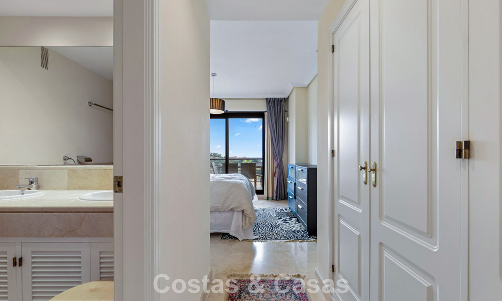 Instapklaar hoekappartement te koop in een golfresort met golf- en zeezicht in de heuvels van Marbella - Benahavis 788261