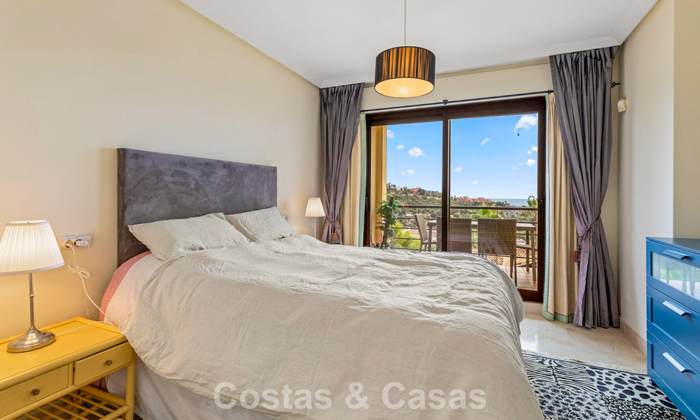 Instapklaar hoekappartement te koop in een golfresort met golf- en zeezicht in de heuvels van Marbella - Benahavis 788262