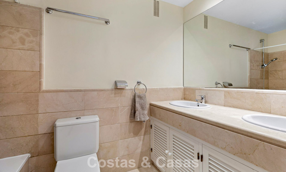 Instapklaar hoekappartement te koop in een golfresort met golf- en zeezicht in de heuvels van Marbella - Benahavis 788263