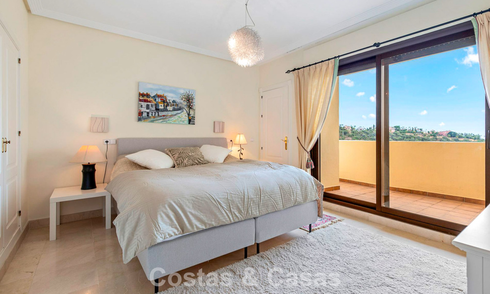 Instapklaar hoekappartement te koop in een golfresort met golf- en zeezicht in de heuvels van Marbella - Benahavis 788264
