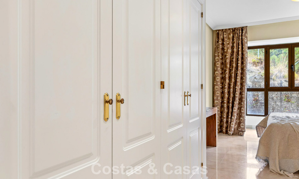 Instapklaar hoekappartement te koop in een golfresort met golf- en zeezicht in de heuvels van Marbella - Benahavis 788265