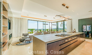 High-end luxevilla met panoramisch zeezicht te koop binnen een prestigieus resort, Benahavis - Marbella 788432 