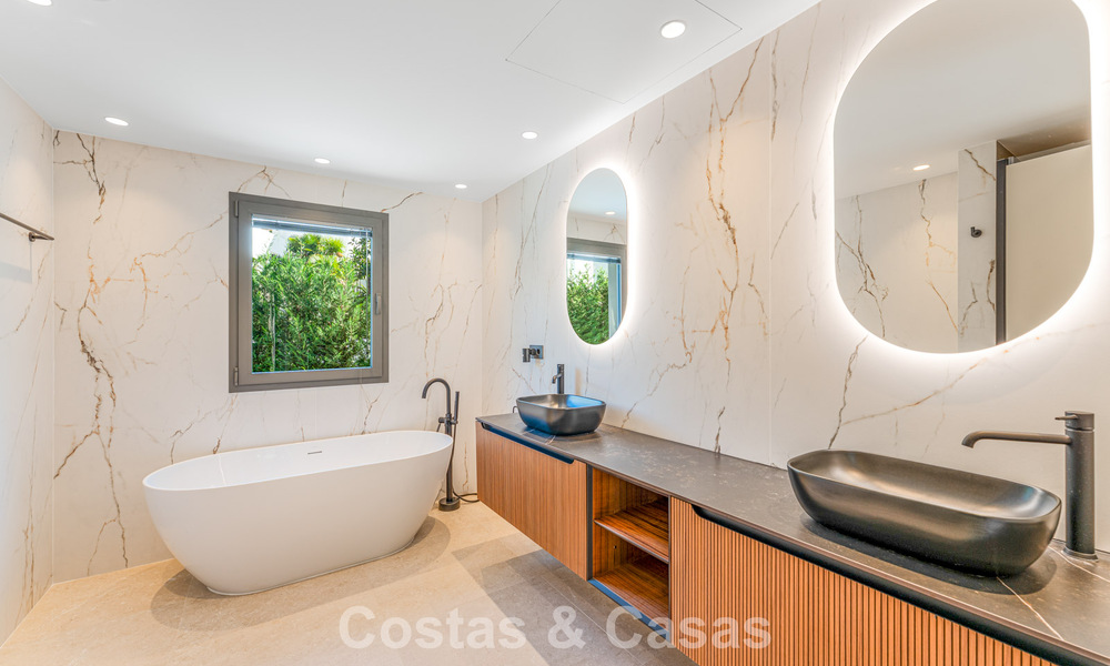 Stijlvol gerenoveerde luxevilla te koop in een bevoorrechte golfgemeenschap in Nueva Andalucia, Marbella 788465