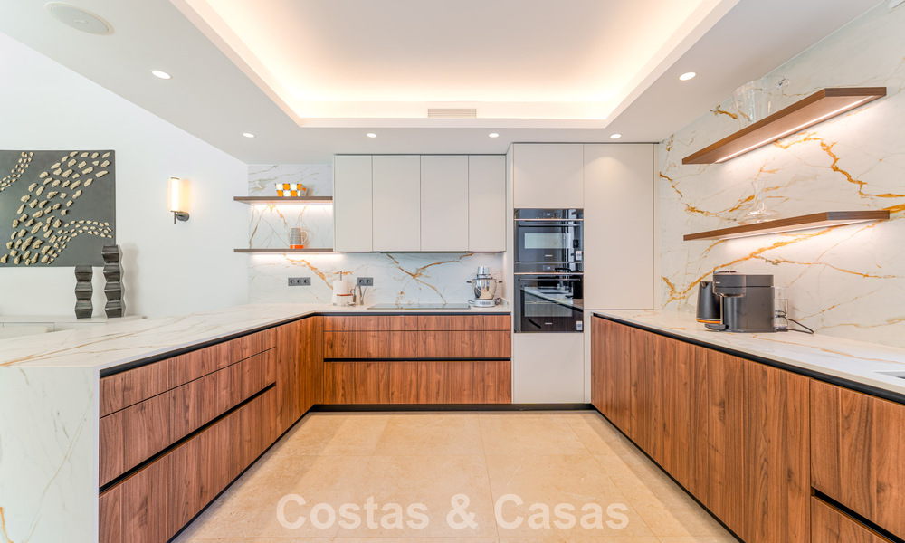 Stijlvol gerenoveerde luxevilla te koop in een bevoorrechte golfgemeenschap in Nueva Andalucia, Marbella 788471