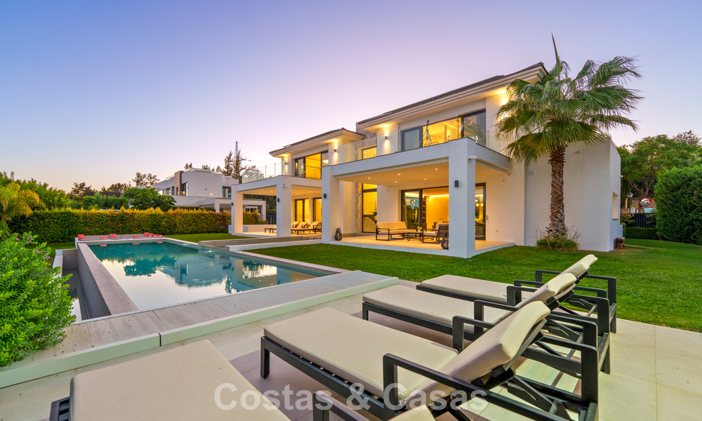 Exclusieve villa met zeezicht te koop, in een beveiligde urbanisatie in La Quinta, Marbella - Benahavis 788537