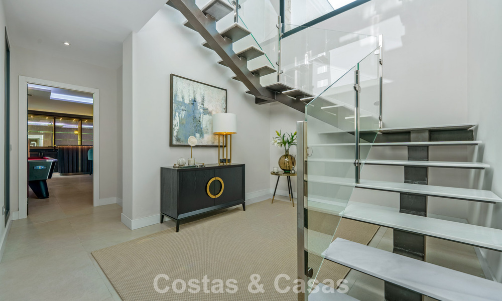 Exclusieve villa met zeezicht te koop, in een beveiligde urbanisatie in La Quinta, Marbella - Benahavis 788544