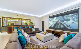 Exclusieve villa met zeezicht te koop, in een beveiligde urbanisatie in La Quinta, Marbella - Benahavis 788545 