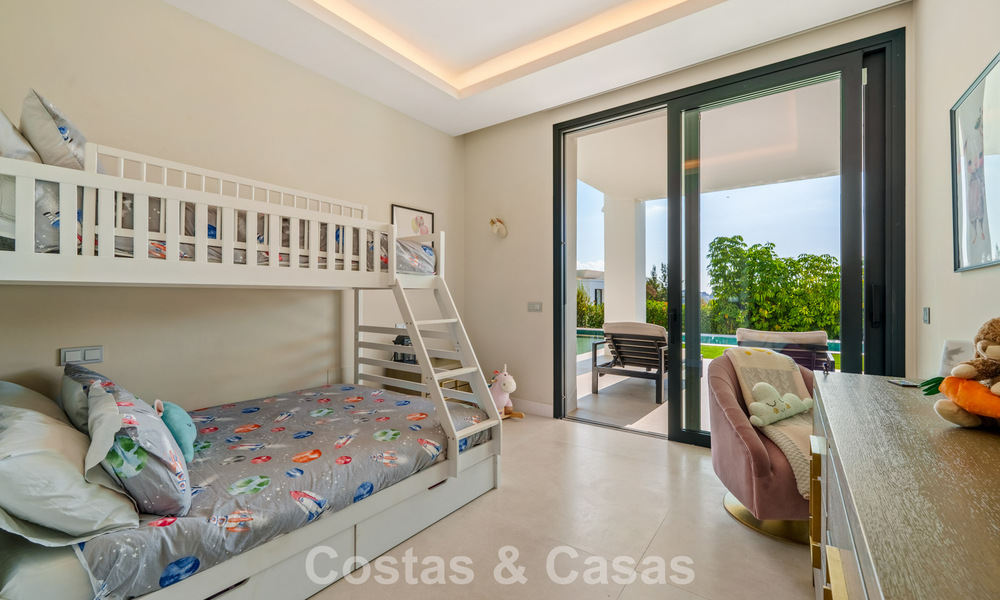 Exclusieve villa met zeezicht te koop, in een beveiligde urbanisatie in La Quinta, Marbella - Benahavis 788558