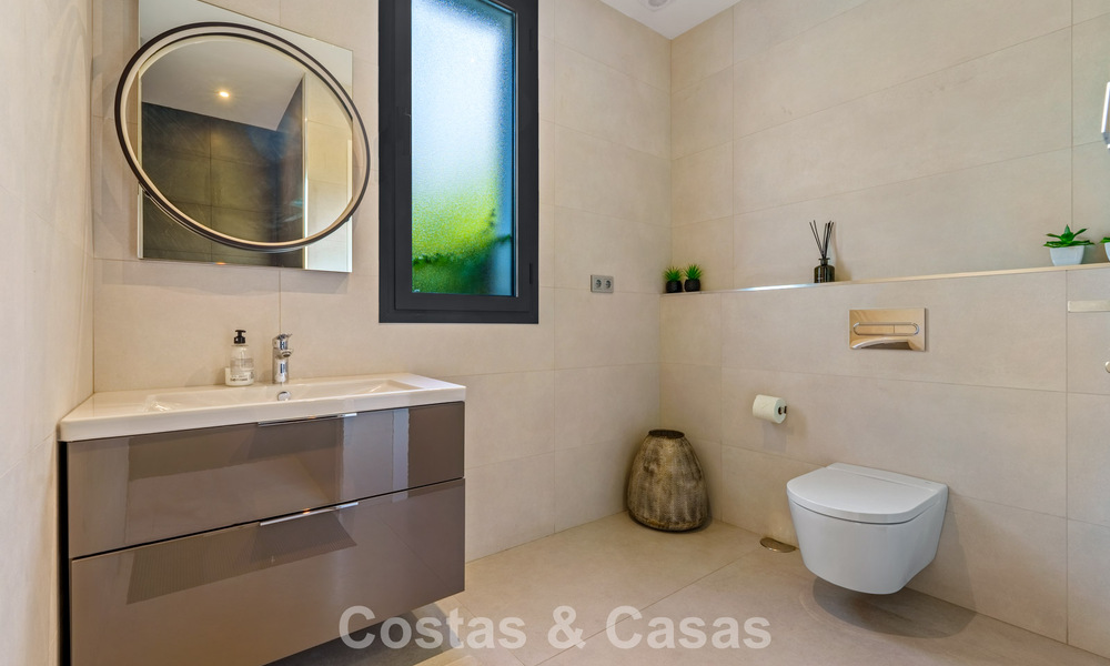 Exclusieve villa met zeezicht te koop, in een beveiligde urbanisatie in La Quinta, Marbella - Benahavis 788559