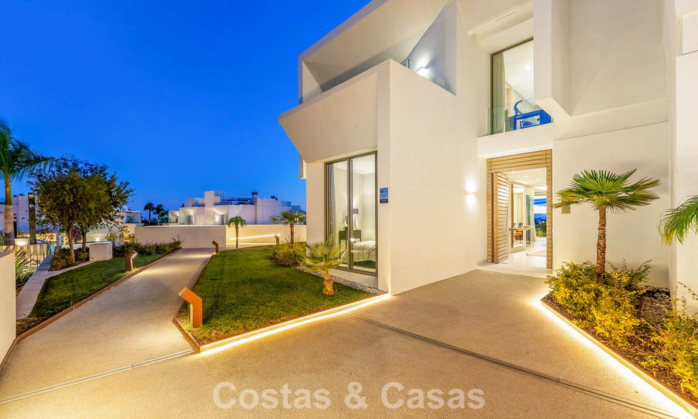 Minimalistische luxewoning met panoramisch zeezicht te koop in een prestigieus gated complex in Nueva Andalucia, Marbella 788592