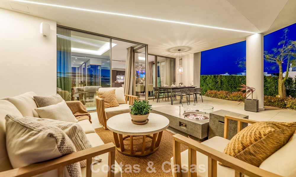 Minimalistische luxewoning met panoramisch zeezicht te koop in een prestigieus gated complex in Nueva Andalucia, Marbella 788593