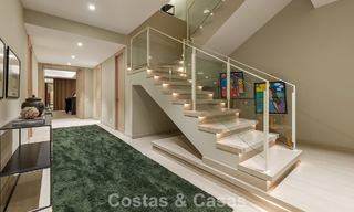 Minimalistische luxewoning met panoramisch zeezicht te koop in een prestigieus gated complex in Nueva Andalucia, Marbella 788594 