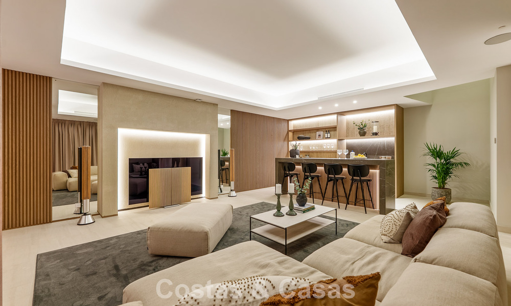 Minimalistische luxewoning met panoramisch zeezicht te koop in een prestigieus gated complex in Nueva Andalucia, Marbella 788597