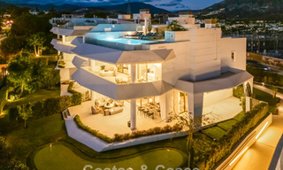 Minimalistische luxewoning met panoramisch zeezicht te koop in een prestigieus gated complex in Nueva Andalucia, Marbella 788602 