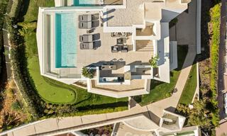 Minimalistische luxewoning met panoramisch zeezicht te koop in een prestigieus gated complex in Nueva Andalucia, Marbella 788603 